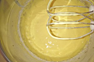 Tort simplu cu banane si frisca