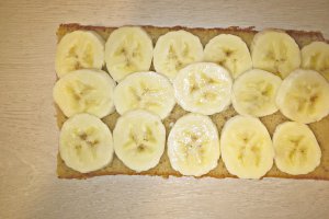 Tort simplu cu banane si frisca