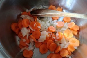 Mancare de ciuperci cu mazare si cartofi