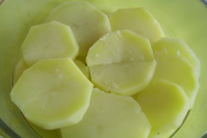 Piept de pui cu cartofi si smantana la cuptor