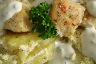 Piept de pui cu cartofi si smantana la cuptor