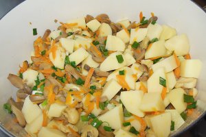 Reteta de post, mancare de ciuperci cu cartofi cu legume si boia