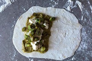 Placinte la tigaie cu sparanghel, ricotta si pesto