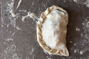 Placinte la tigaie cu sparanghel, ricotta si pesto