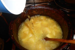 Tocana de cartofi cu sos de ardei capia, la tuci