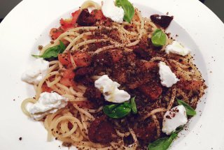 Spaghete cu dressing de rosii si masline si pesmet aromatizat cu sardine