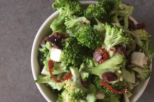 Salata de broccoli in stil grecesc