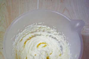 Guguluf cu crema de mascarpone si coacaze