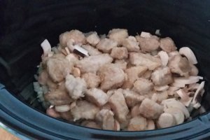 Carne de porc cu ciuperci in sos de mustar la slow cooker Crock-Pot