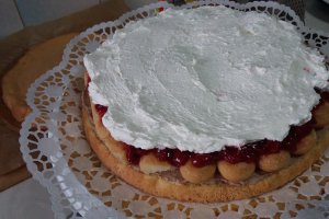 Tort cu crema de ciocolata si jeleu de visine