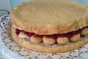 Tort cu crema de ciocolata si jeleu de visine