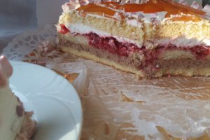 Tort cu crema de ciocolata si jeleu de visine