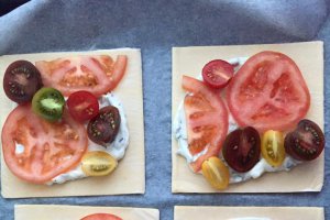 Mini tarte cu Ricotta, rosii si miere