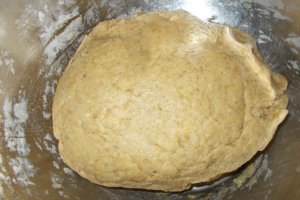 Cornulete fragede cu nuca si dulceata de zmeura