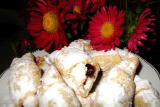 Cornulete fragede cu nuca si dulceata de zmeura