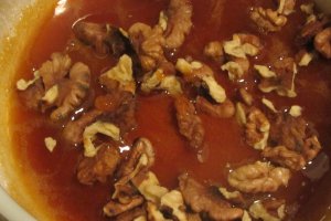 Tort de biscuiti cu crema de ciocolata si nuci caramelizate - de post