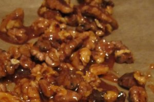 Tort de biscuiti cu crema de ciocolata si nuci caramelizate - de post