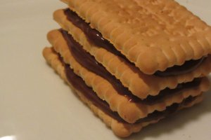 Tort de biscuiti cu crema de ciocolata si nuci caramelizate - de post