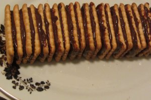 Tort de biscuiti cu crema de ciocolata si nuci caramelizate - de post