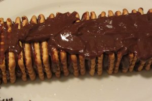 Tort de biscuiti cu crema de ciocolata si nuci caramelizate - de post