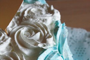 Tort Cu Crema De Ciocolata Alba Si Turta Dulce