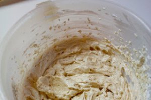 Tort Cu Crema De Ciocolata Alba Si Turta Dulce