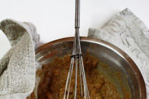 Tort Cu Crema De Ciocolata Alba Si Turta Dulce