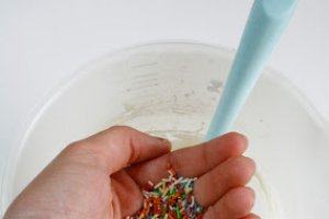 Tort Cu Crema De Ciocolata Alba Si Turta Dulce