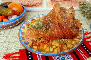 Fasole scazuta cu ciolan de porc afumat si ardei copt