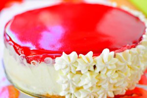 Tort cu crema de mascarpone, zmeura si piersici