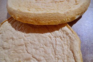 Tort cu crema de mascarpone, zmeura si piersici