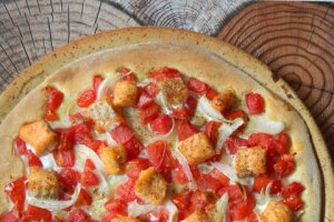 Pizza cu somon, ceapa si rosii