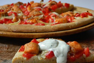 Pizza cu somon, ceapa si rosii