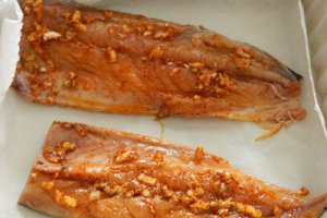 Macrou usturoiat cu piure de mazare