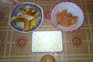 Bruschete de secara cu crema de somon si capere