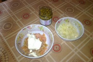 Bruschete de secara cu crema de somon si capere