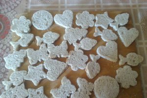 Bruschete de secara cu crema de somon si capere