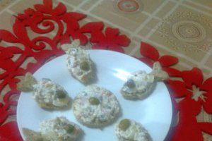 Bruschete de secara cu crema de somon si capere