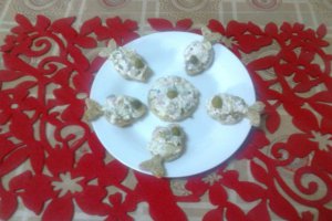 Bruschete de secara cu crema de somon si capere
