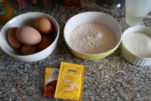 Prajitura cu crema si glazura de ciocolata
