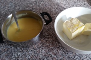 Prajitura cu crema si glazura de ciocolata