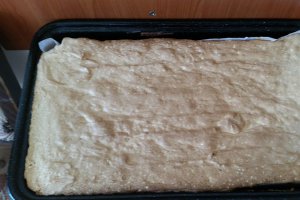 Prajitura cu crema si glazura de ciocolata