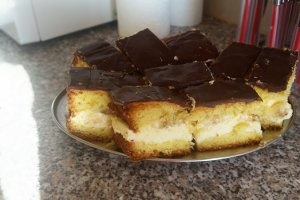 Prajitura cu crema si glazura de ciocolata