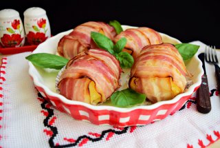 Cartofi umpluti cu mozzarella si ou fiert, inveliti in bacon
