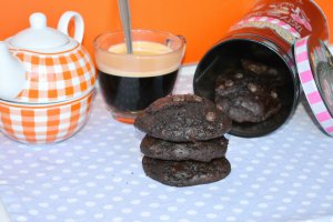 Prajiturele cu cacao, iaurt si cipsuri de ciocolata