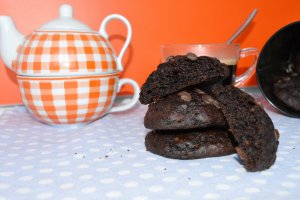 Prajiturele cu cacao, iaurt si cipsuri de ciocolata
