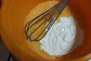 Tort cu crema de vanilie si nuca