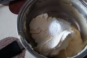Tort cu crema de vanilie si nuca