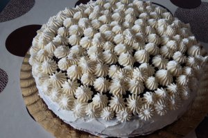 Tort cu crema de vanilie si nuca