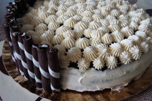 Tort cu crema de vanilie si nuca
